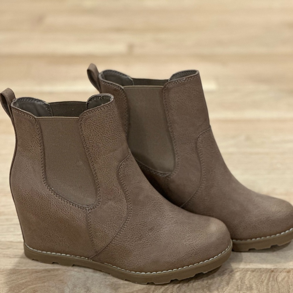 Universal Threads hidden wedge booties